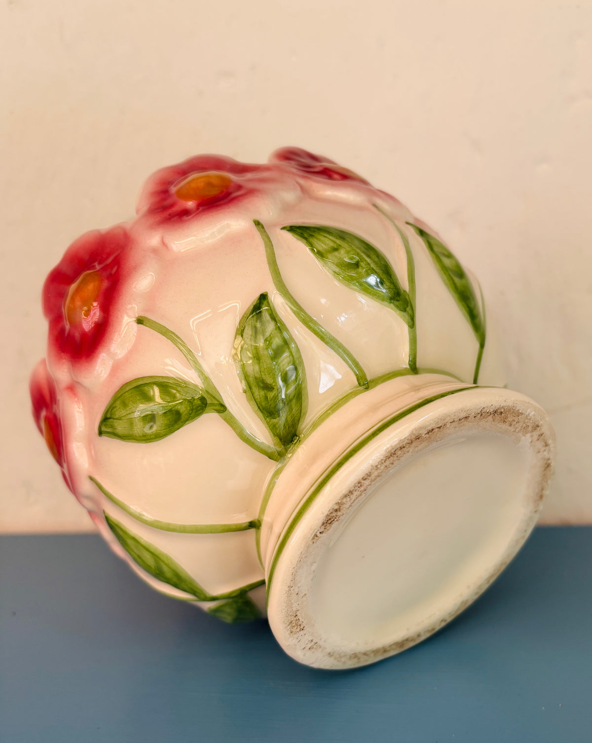 Vintage urtepotte med blomsterrelief