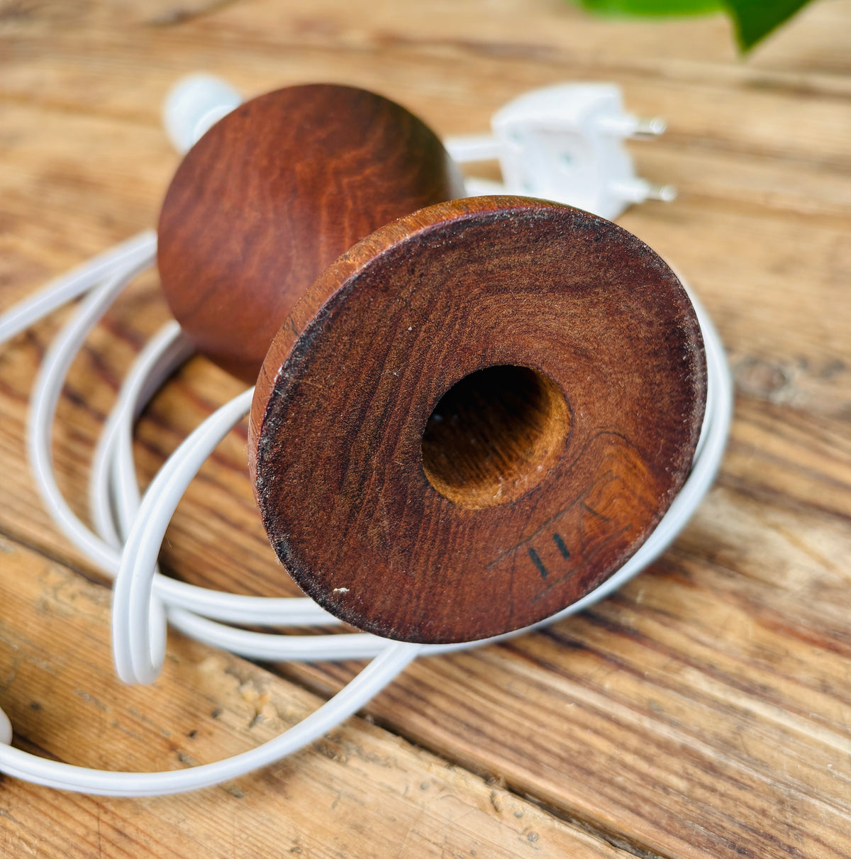 Vintage bordlampe i massiv teak