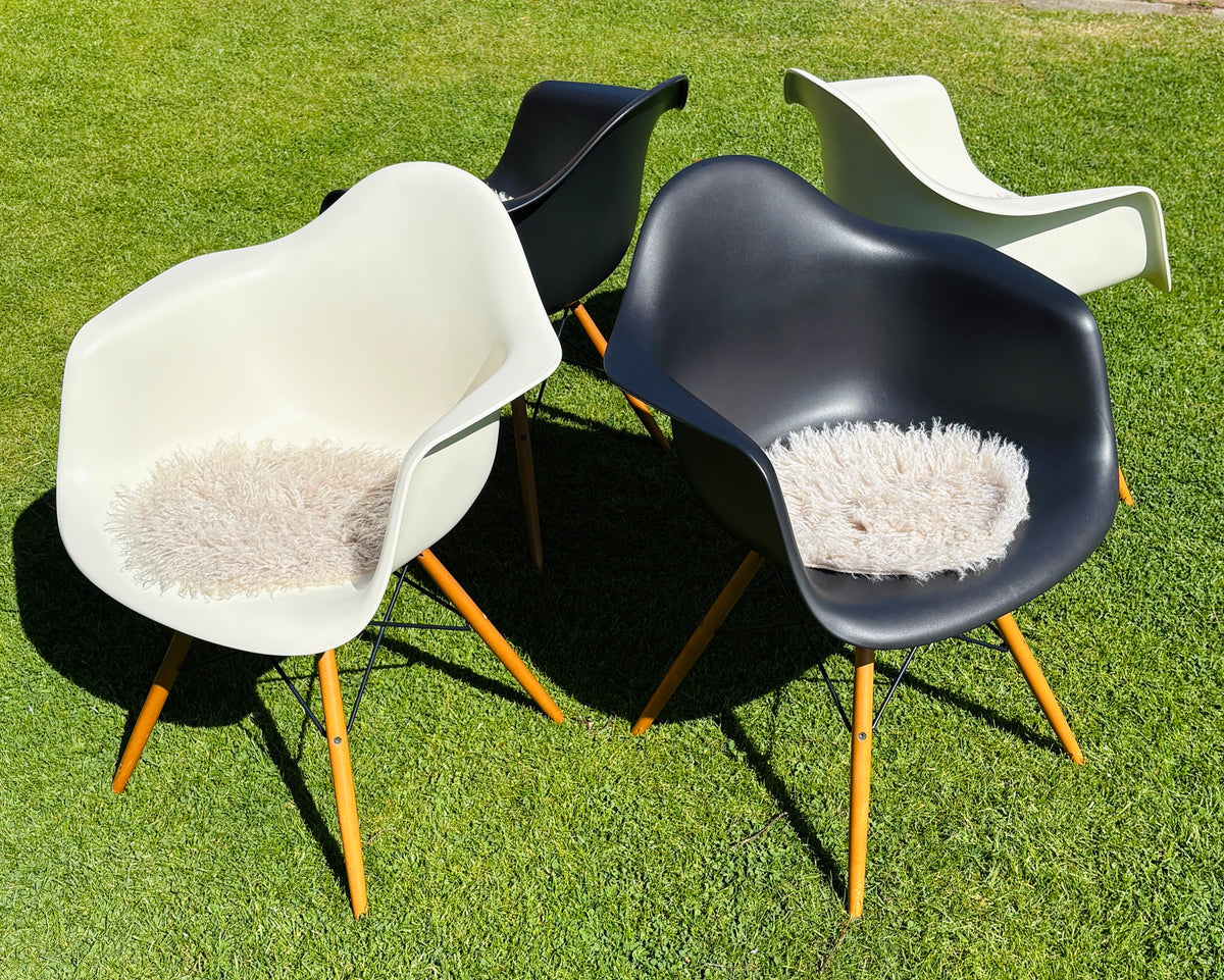 Eames Plastic Armchair DAW: Den sorte klassiker