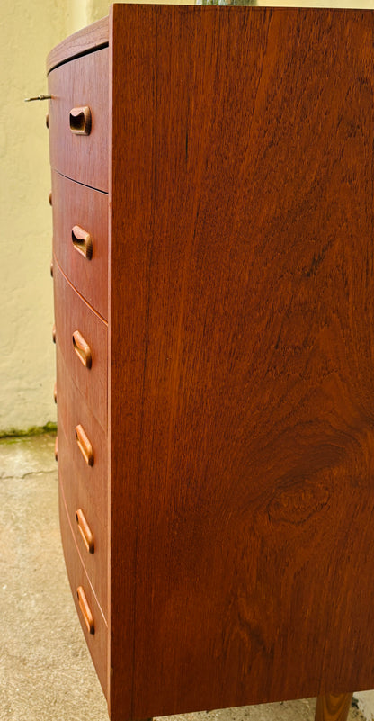 Teak kommode med buet front