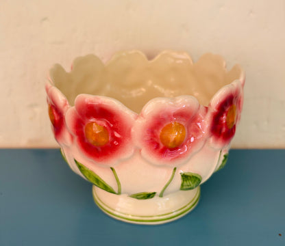 Vintage urtepotte med blomsterrelief