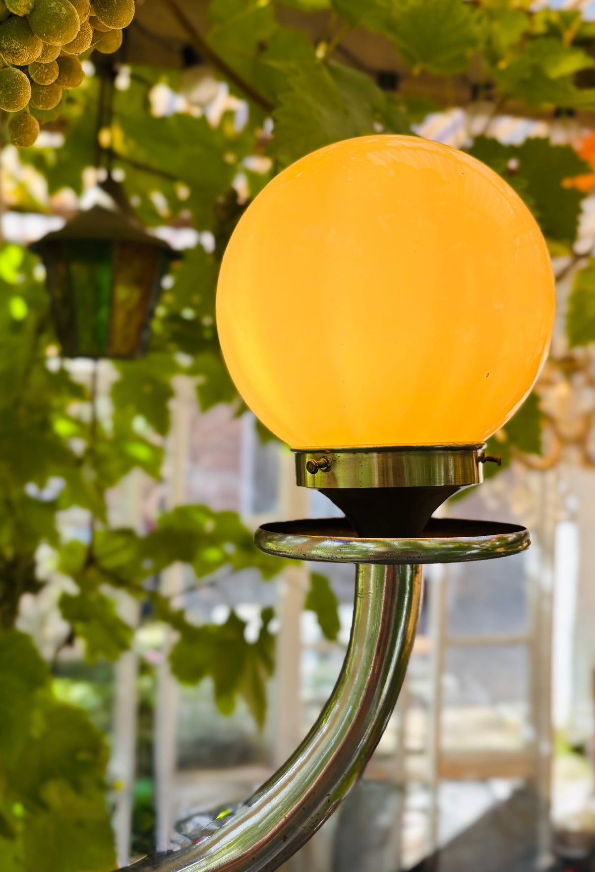 Væglampe med glaskuppel