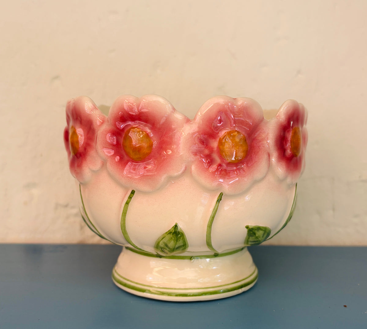 Vintage urtepotte med blomsterrelief