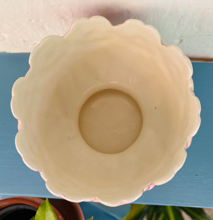 Vintage urtepotte med blomsterrelief