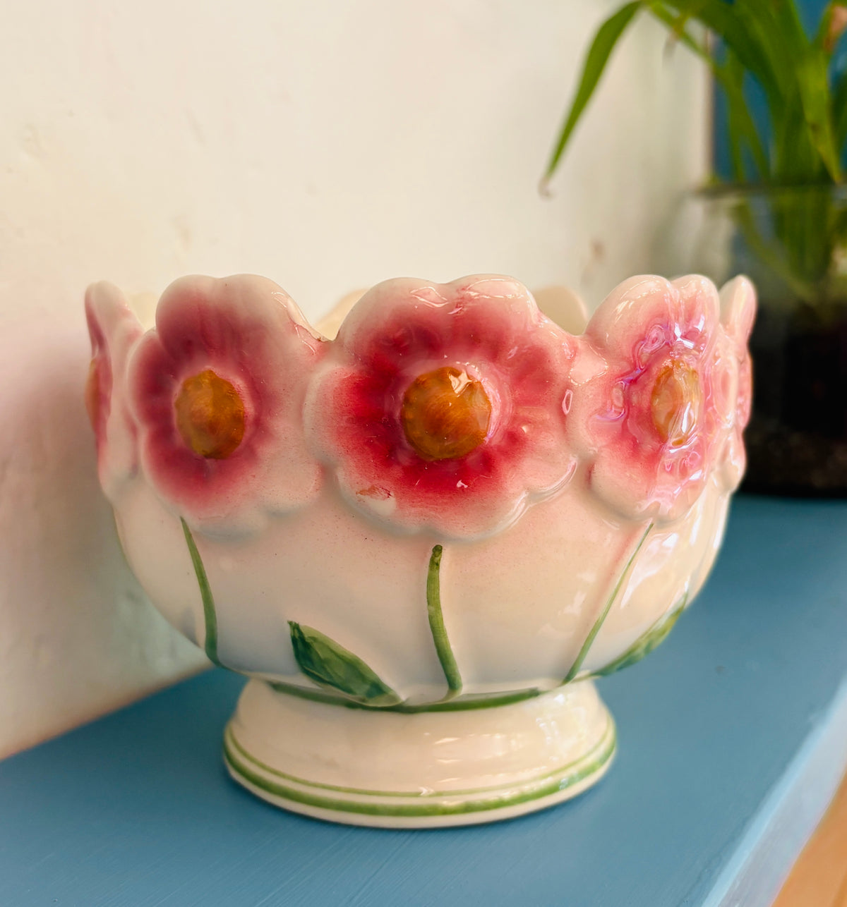 Vintage urtepotte med blomsterrelief