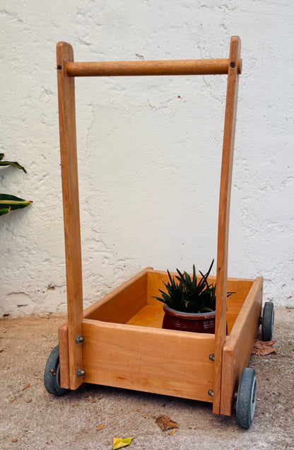 Vintage gåvogn i træ med gummihjul