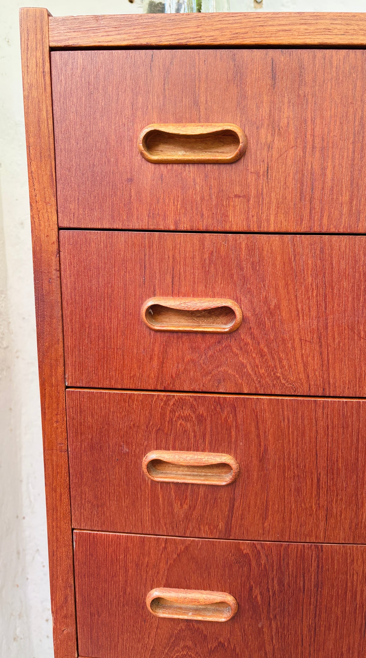 Teak kommode med buet front
