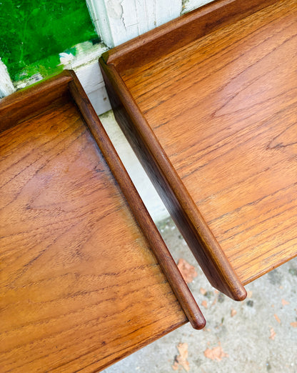Væghængte sengeborde i teak