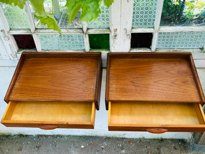 Væghængte sengeborde i teak