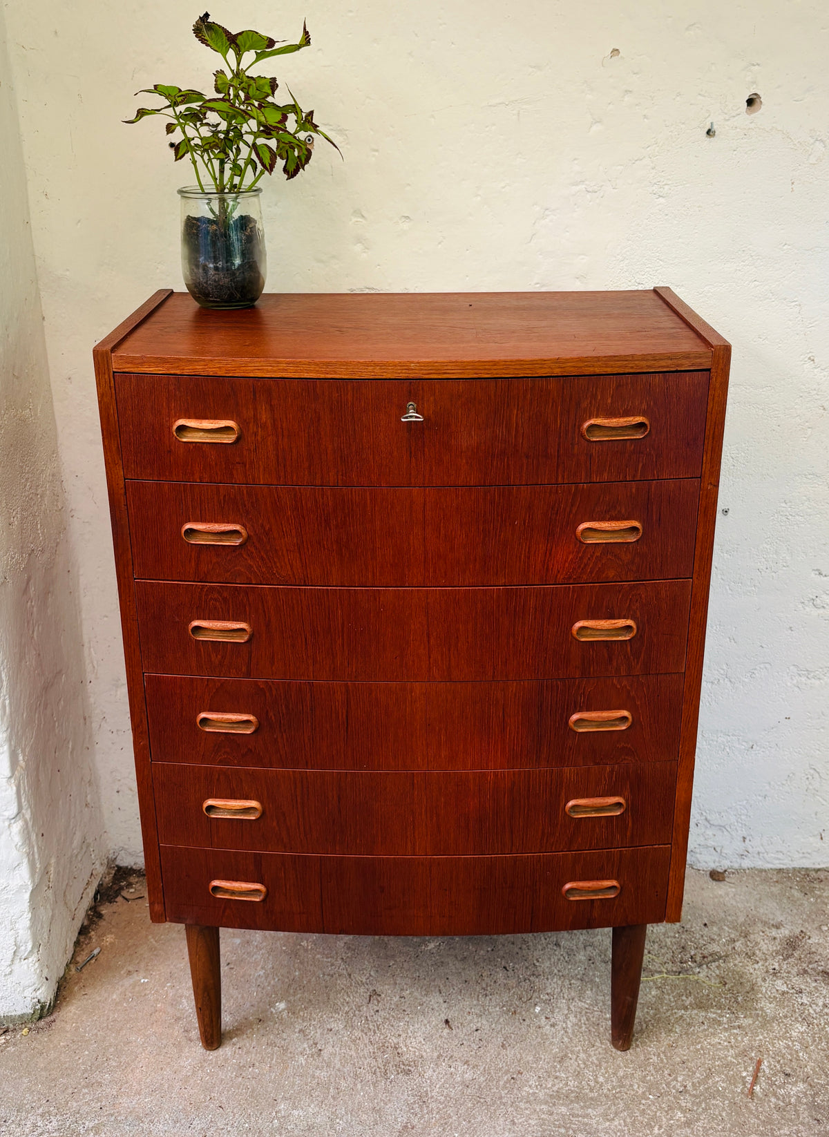 Teak kommode med buet front