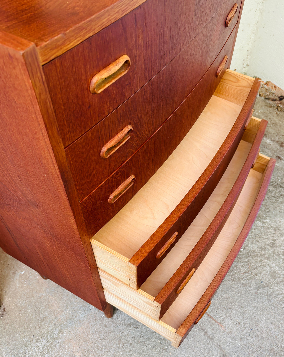 Teak kommode med buet front