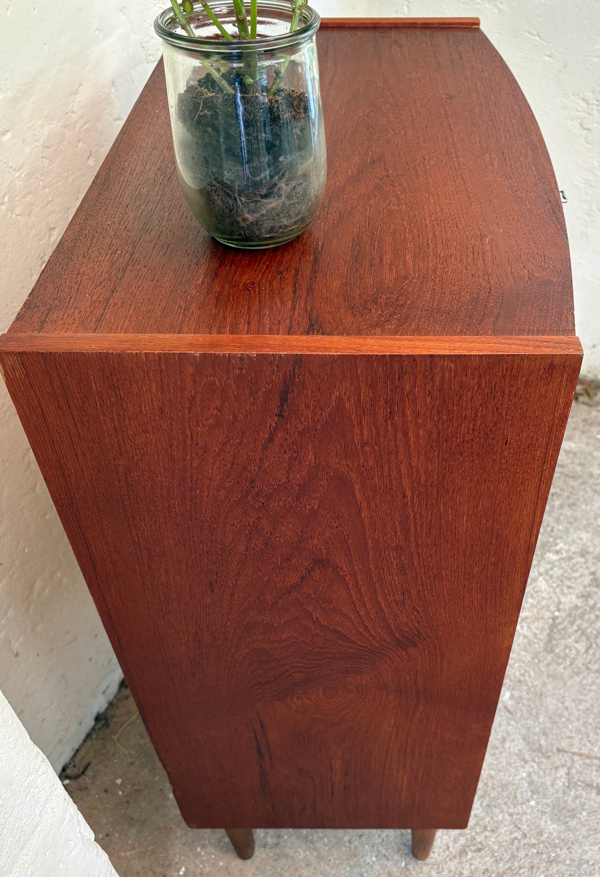 Teak kommode med buet front