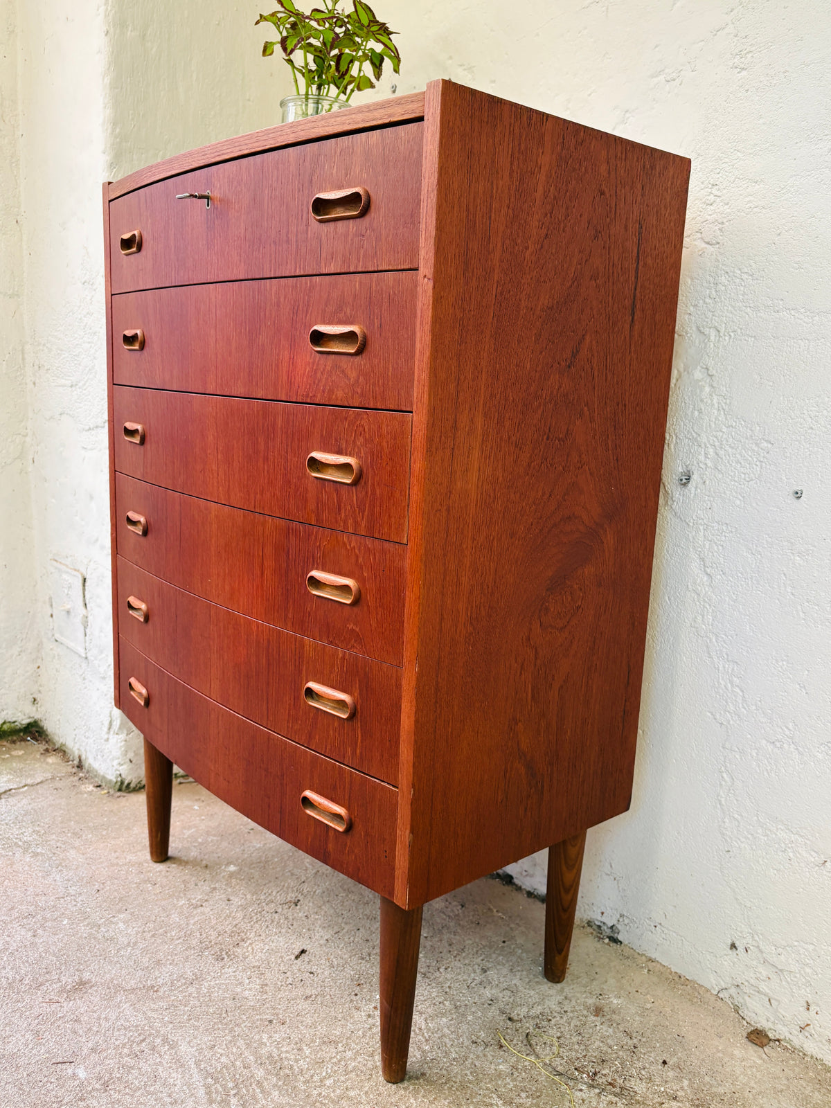Teak kommode med buet front