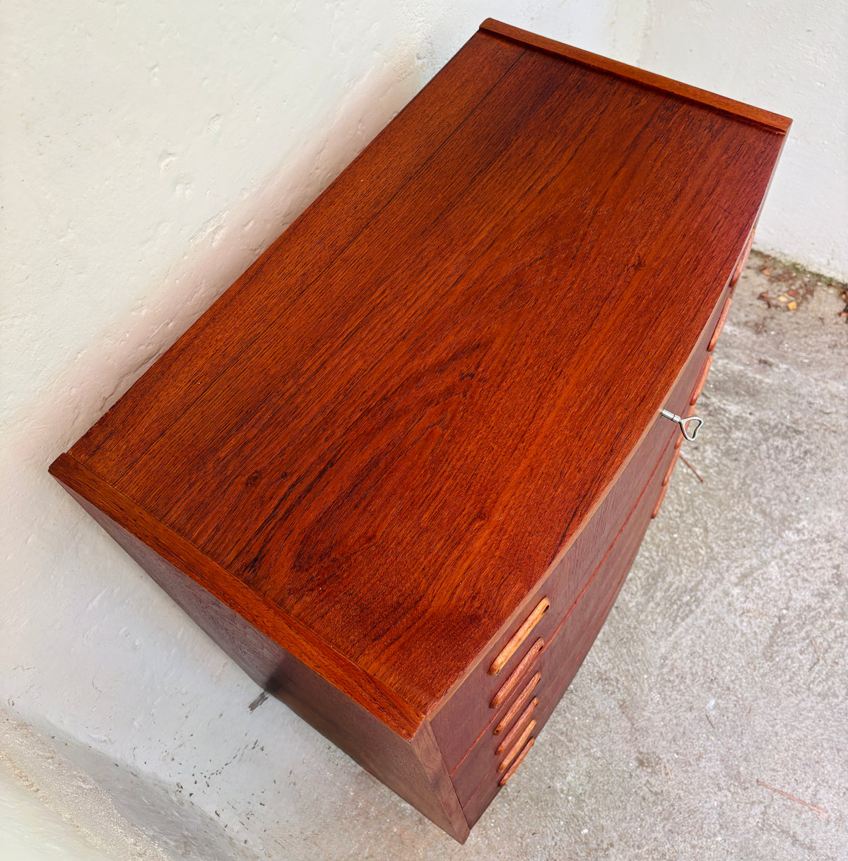 Teak kommode med buet front