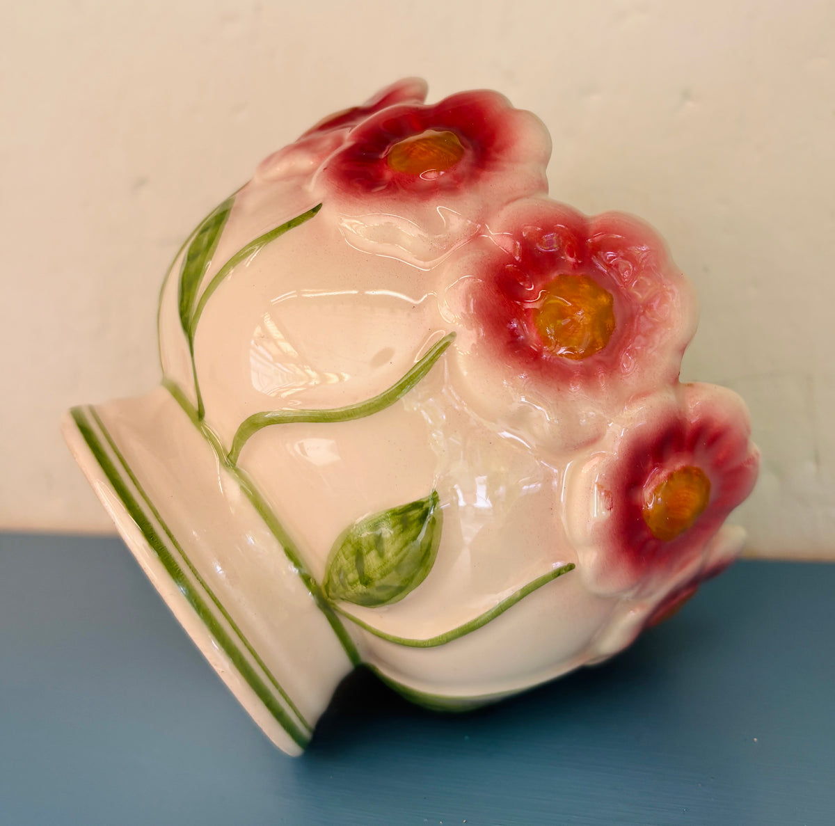 Vintage urtepotte med blomsterrelief