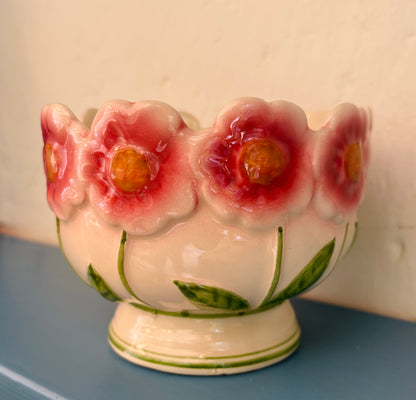 Vintage urtepotte med blomsterrelief