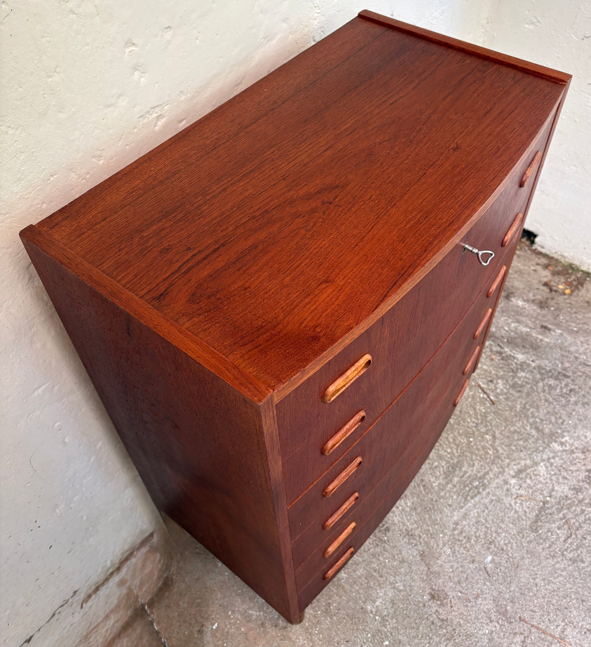 Teak kommode med buet front