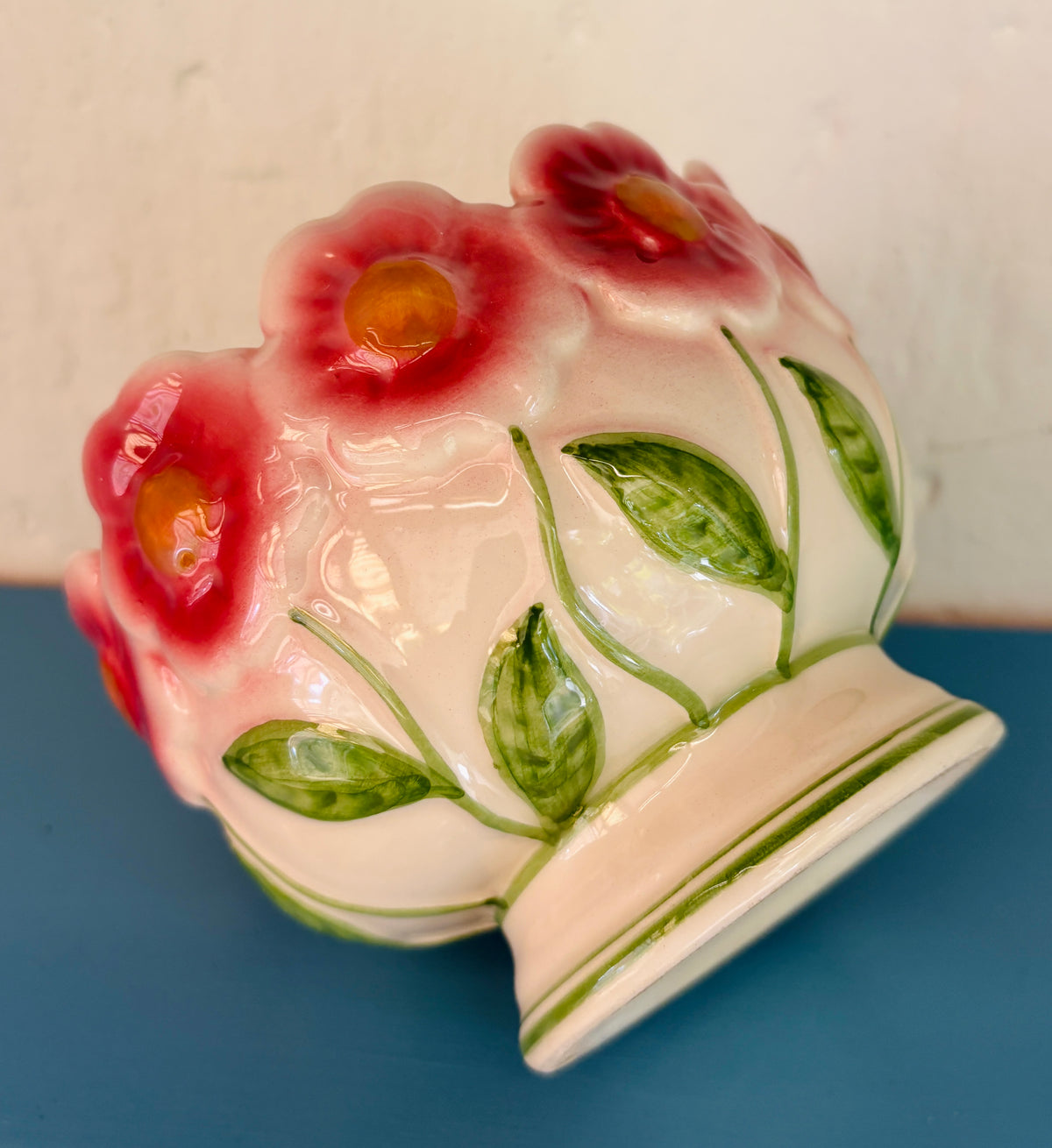 Vintage urtepotte med blomsterrelief