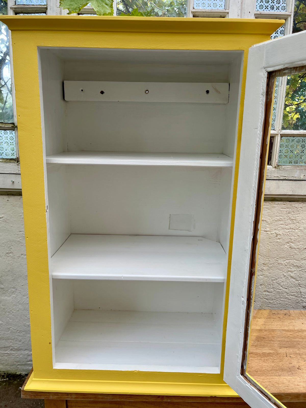 Gul vitrine