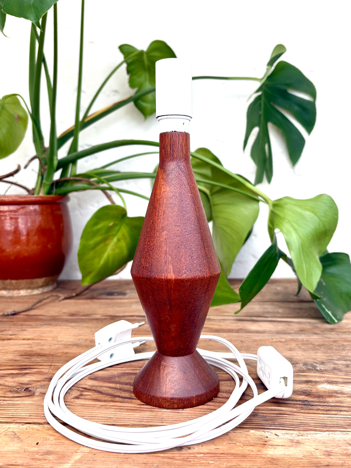 Vintage bordlampe i massiv teak