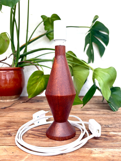 Vintage bordlampe i massiv teak