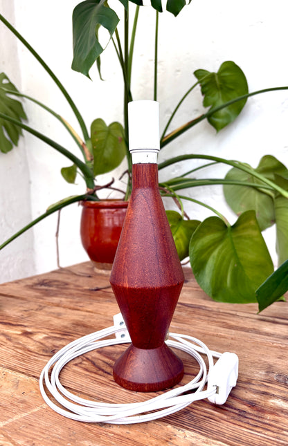 Vintage bordlampe i massiv teak