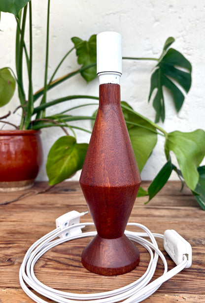Vintage bordlampe i massiv teak