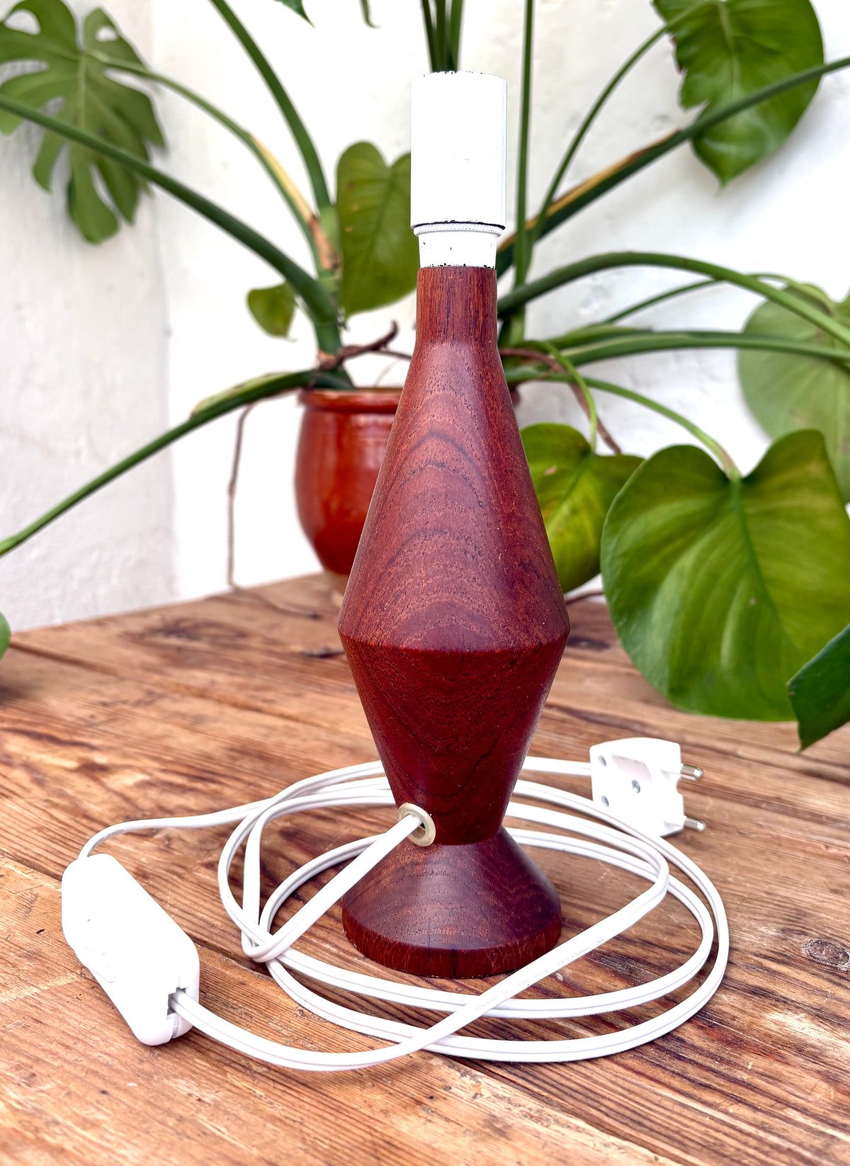 Vintage bordlampe i massiv teak