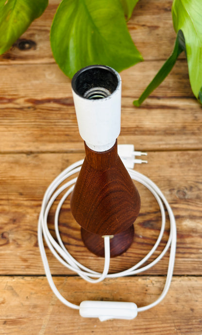 Vintage bordlampe i massiv teak