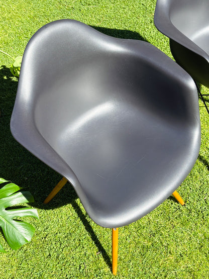 Eames Plastic Armchair DAW: Den sorte klassiker