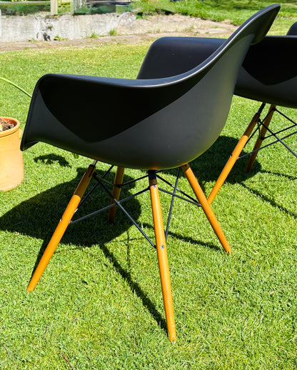 Eames Plastic Armchair DAW: Den sorte klassiker