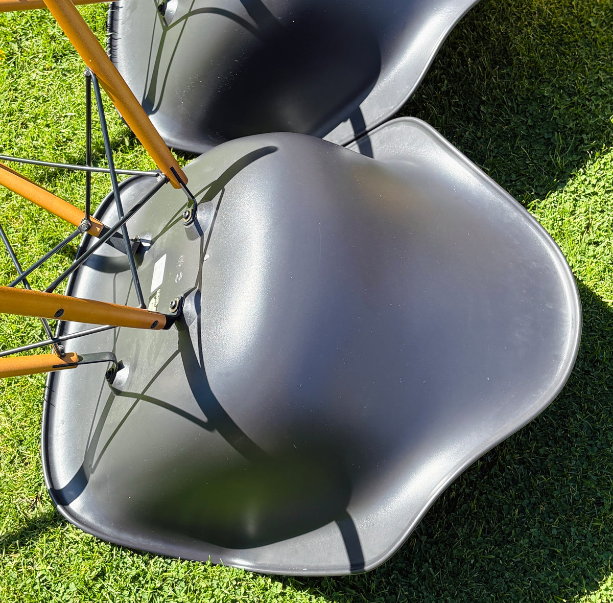Eames Plastic Armchair DAW: Den sorte klassiker