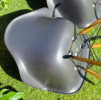 Eames Plastic Armchair DAW: Den sorte klassiker
