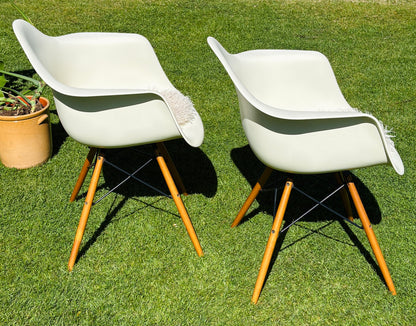 Eames Plastic Armchair DAW: The white classic