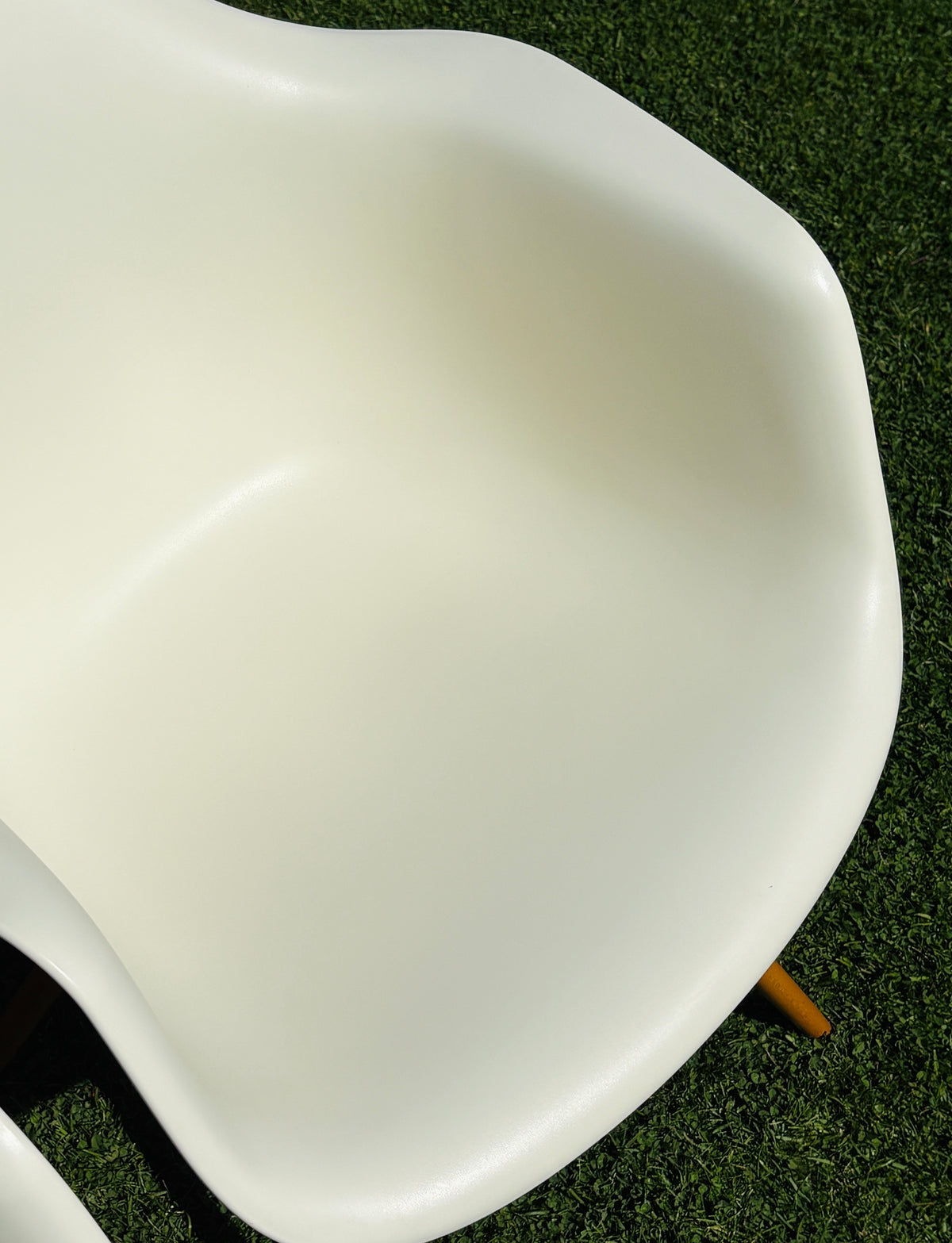 Eames Plastic Armchair DAW: The white classic