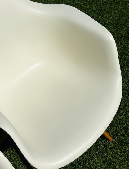 Eames Plastic Armchair DAW: The white classic