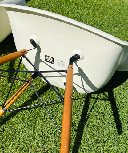 Eames Plastic Armchair DAW: The white classic
