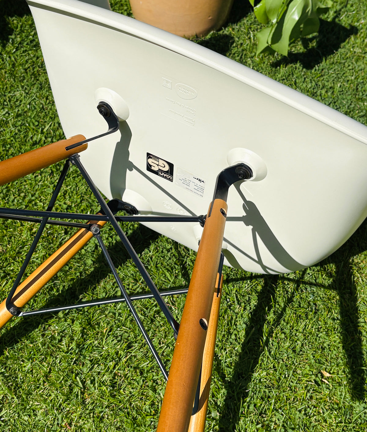Eames Plastic Armchair DAW: The white classic