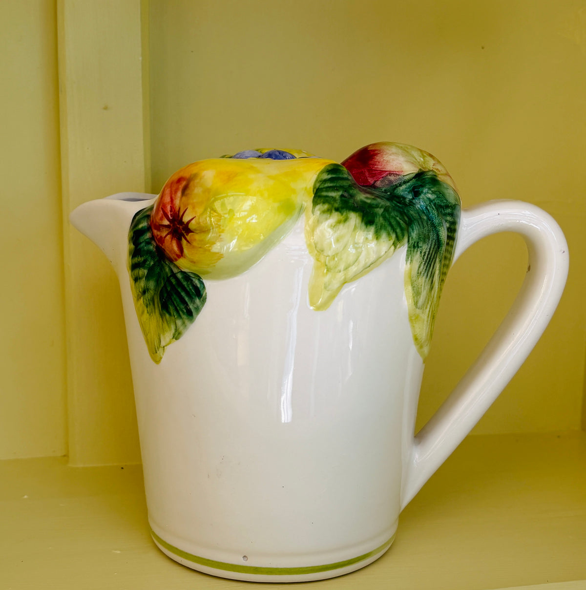 Italiensk vintage kande med frugtrelief