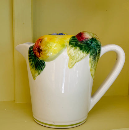 Italiensk vintage kande med frugtrelief