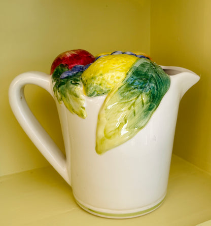 Italiensk vintage kande med frugtrelief
