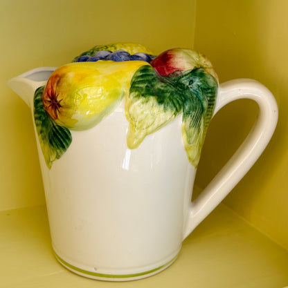Italiensk vintage kande med frugtrelief