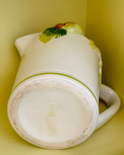 Italiensk vintage kande med frugtrelief