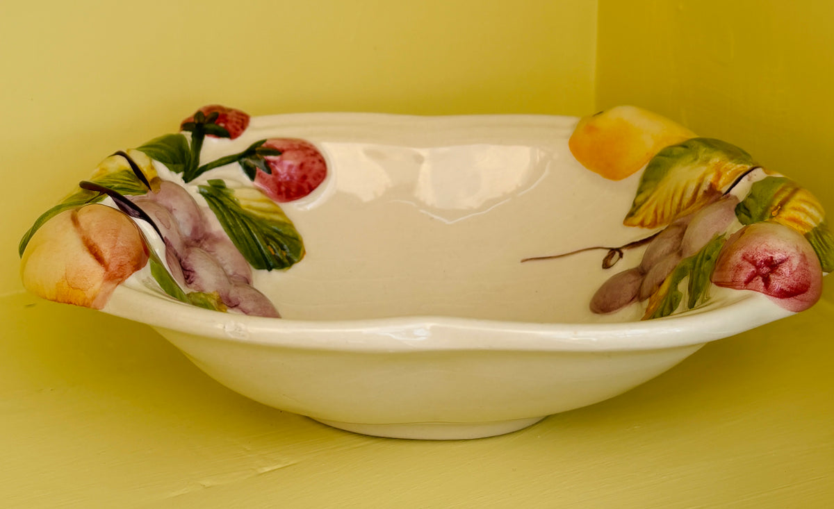 Italiensk vintage keramikfad med frugtrelief