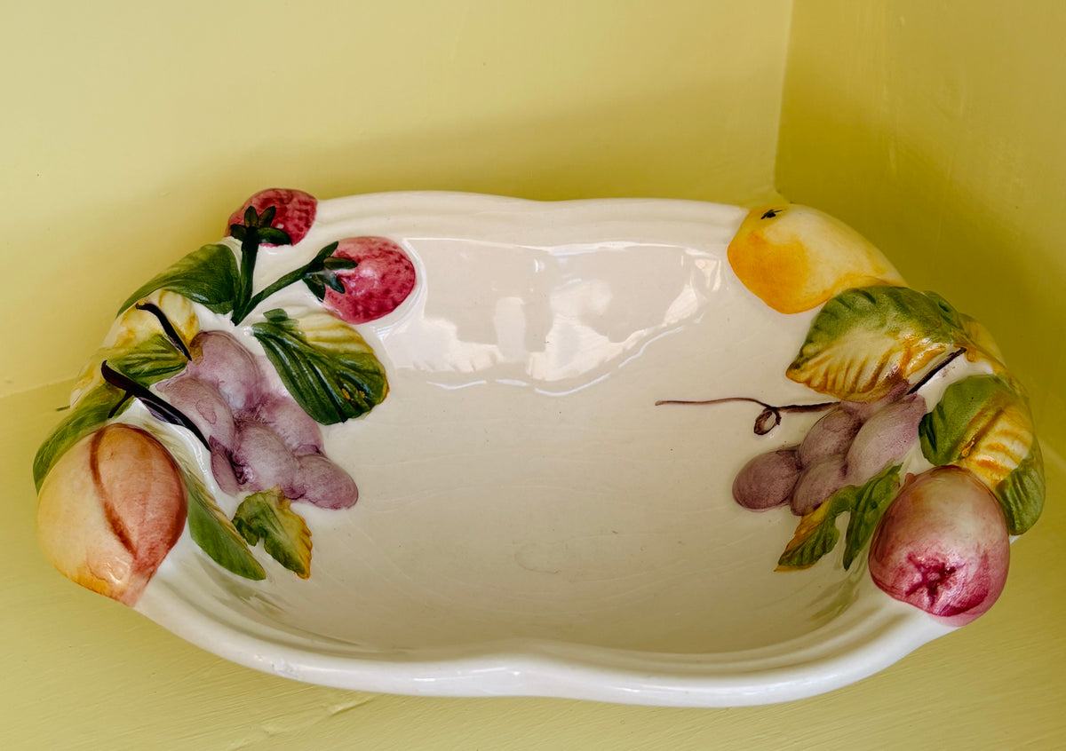 Italiensk vintage keramikfad med frugtrelief