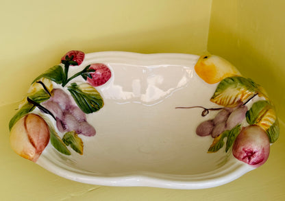 Italiensk vintage keramikfad med frugtrelief