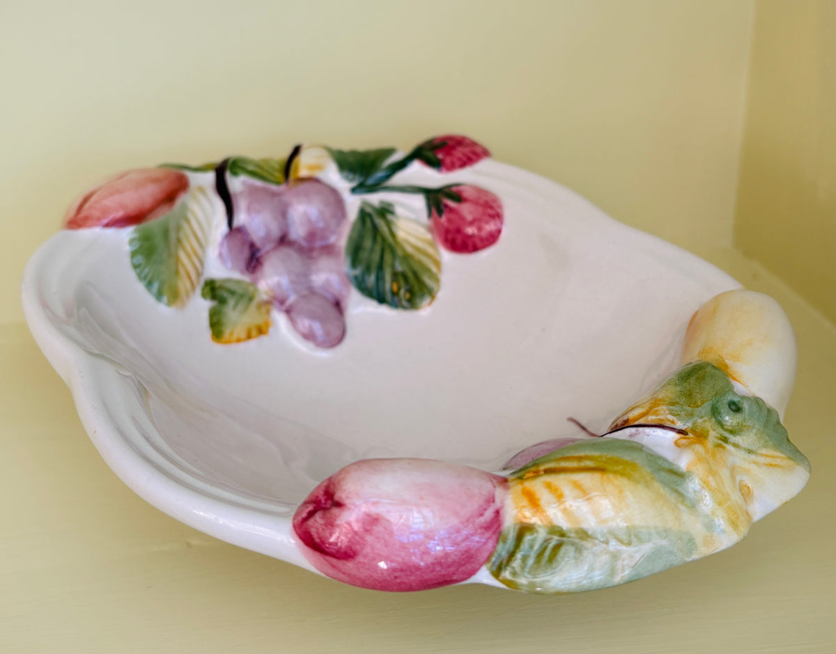 Italiensk vintage keramikfad med frugtrelief