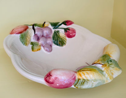 Italiensk vintage keramikfad med frugtrelief
