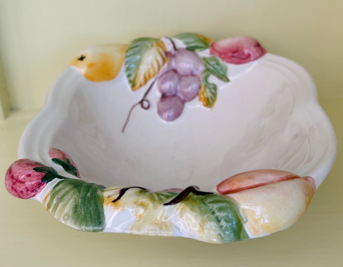 Italiensk vintage keramikfad med frugtrelief