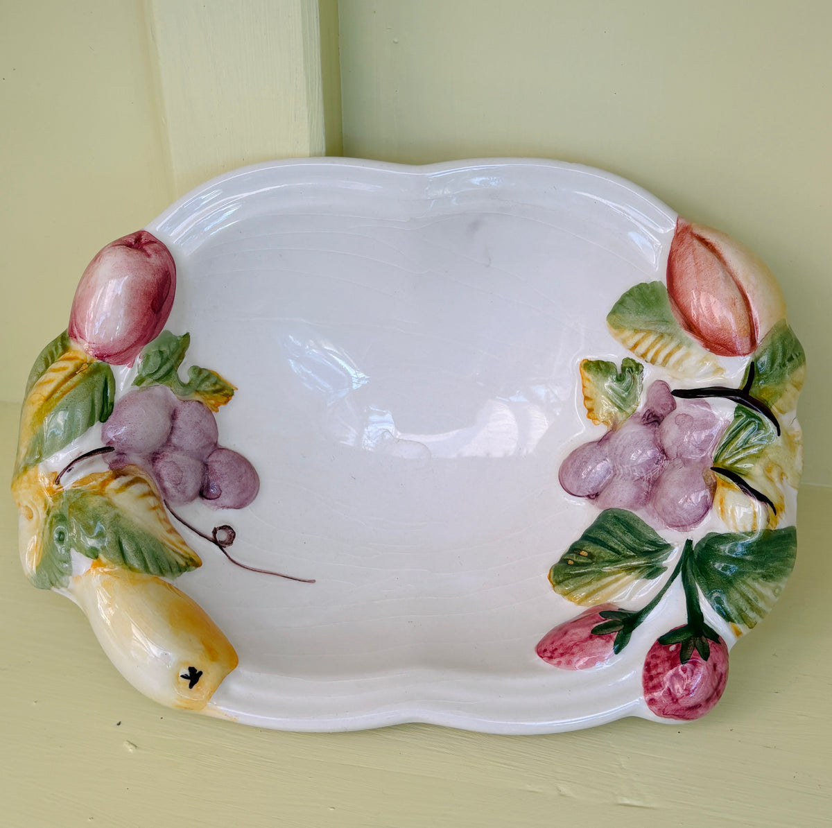 Italiensk vintage keramikfad med frugtrelief